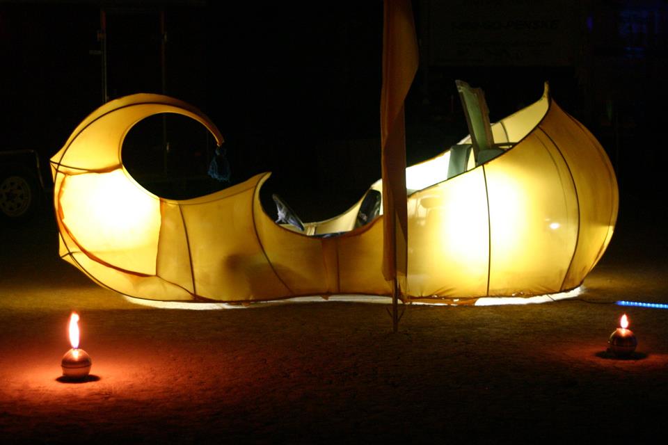 Tube work lights were positioned on the inside frame to illuminate the vehicle with a yellow glow.